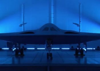 7억달러 폭격기’B-21’팜데일서 공개(영상)