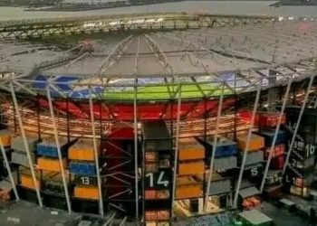 한국, 브라질 결전지 컨테이너 쌓은 임시경기장