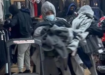 ‘무법천지’ LA 신발∙옷가게 돌며 ‘싹쓸이’ 18명 체포 “옷 한웅큼씩”