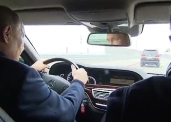 푸틴, 직접 운전해 크름대교 복구 현장 찾아(영상)