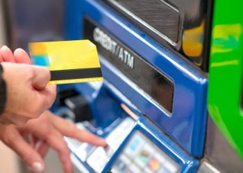 연말 쇼핑시즌 현금인출 은행고객 타겟 미행강도 기승.. 경찰, ‘뱅크저깅’ 주의보