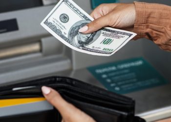 연말 쇼핑시즌 현금인출 은행고객 타겟 미행강도 기승.. 경찰, ‘뱅크저깅’ 주의보