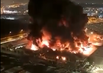 모스크바 외곽 대형 몰 화재…방화 가능성(영상)