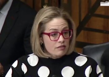 민주당 떠난 시네마 상원의원 “당파성 환멸”