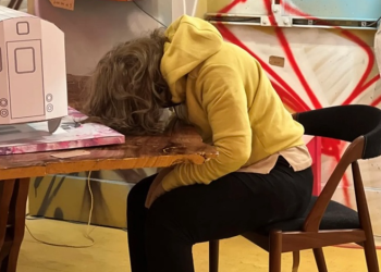 “쓰러진 여성 있다” 경찰 출동..사람 아니었다