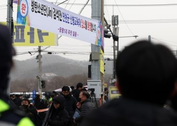 BTS 진, 군인됐다..멤버들 배웅·외신들 북새통