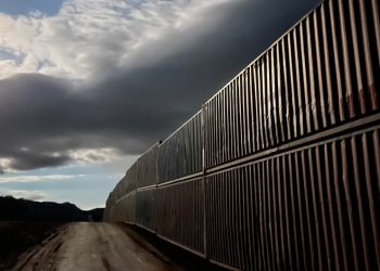 애리조나 주지사, 멕시코 국경 ‘컨테이너 장벽’설치