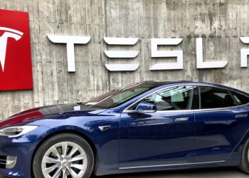 WSJ “반토막 테슬라 주가, 여전히 비싸..더 떨어져야”