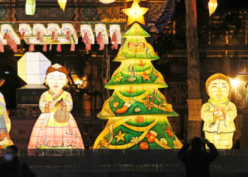 절 앞에 들어선 크리스마스 트리 “존중과 배려”