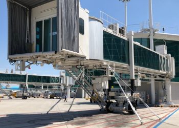 비행기 타다 전화로 말다툼 여성, 탑승교서 추락 사망