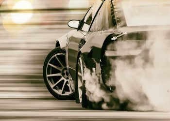 도로 점거 불법 레이싱에 4살 소년 사망