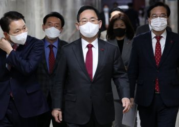 “‘이태원 구급차’ 탑승 신현영, 의원직 사퇴하고 조사 받으라”