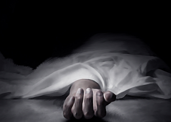 10대 소녀 8명, 흉기로 50대 남성 집단 살해 “충격적”