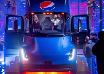 머스크 또 “2년간 테슬라 주식 안 판다”