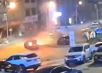 중국서 주행 중 SUV 폭발…”담뱃불 붙이자 터져”(영상)