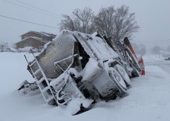 눈폭풍 사망자 28명으로 늘어..항공편 수천편 결항, 공항 북새통(영상)