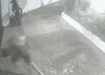 머리로 창문 부수고 침입 남성, 과다출혈 사망(영상)