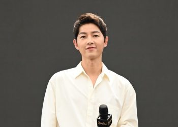 송중기, 영국인과 1년째 열애…결혼·임신설도