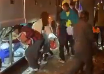 텍사스, 해리스 부통령 집에 불체자 버스 보내(영상)