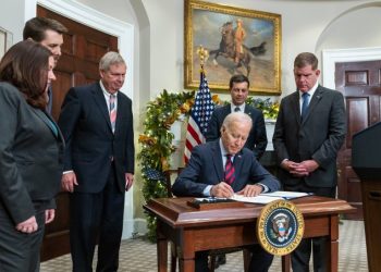 바이든, 철도 노조 파업 저지…노사 합의안 강제 법안 서명