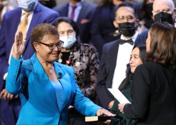 “새 LA 만들자” 역사적 첫 여성시장 취임..홈리스, 부패, 빈곤 등 첩첩산중(영상)