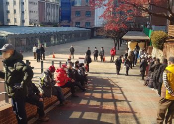 “점심은 탑골공원서 먹고 저녁엔 모란으로 가. 저녁밥 주니까”