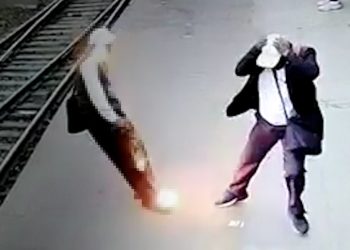 전선 닿자마자 ‘펑’…기차역 감전사고(영상)