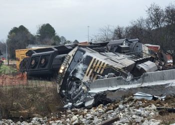 신호무시 50m 트레일러, 화물열차에 박살(영상)