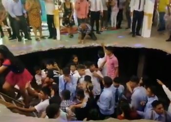 졸업파티 무대 주저앉아 25명 추락..아수라장(영상)