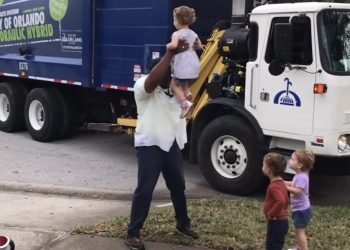 환경미화원과 세쌍둥이, 4년 만에 재회