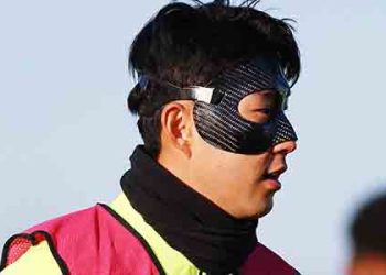 ‘슈퍼 손’ 손흥민, 검은 마스크 쓰고 시즌 준비