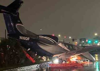 개인 제트기 호손 공항 착륙 후 펜스에 ‘쾅!’