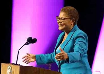 저소득 5천가구에 300달러씩 현금 지원…LA시 150만달러 성탄선물