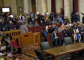 시위대 “케빈 드레온 사퇴하라”..시의회 파행