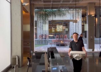 트위터 사무실 악취진동..렌트 못내고 청소 중단