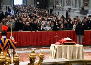 (영상)베네딕토 16세 조문 시작…인파 수만명 장사진