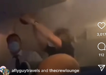 LA 공항 출발 항공기 노트북 화재, 참사 날뻔(영상)