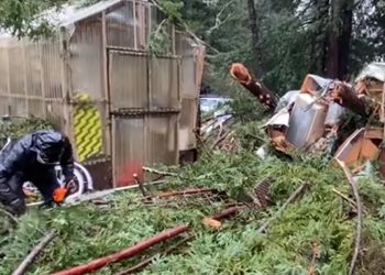 80마일 살인적 강풍∙폭우 사망자 속출, 한 마을 초토화(영상)