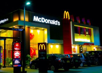 맥도날드 비상 경영..직원 줄이고 메뉴 축소, 매장은 늘려