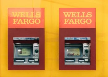 은행 간부, 뉴욕발 항공기서 여성승객에 소변난동