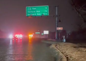 바이든 가주폭우비상사태 14명 사망 50만가구 정전, 도로폐쇄∙산사태 경보(영상)