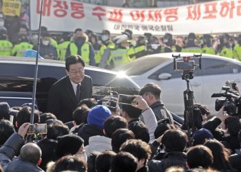 검찰 출석 이재명, 결국 진술 거부..서면진술서 제출
