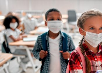 ‘트리플데믹’ 확산…학교들 실내 마스크 다시 쓴다