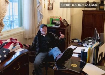 펠로시 책상 발 올린  ‘비고’, 성적욕설 낙서까지 남겨..재판 시작