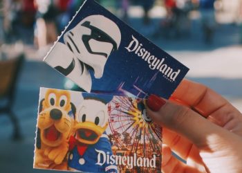 “디즈니, 입장료 올려 디즈니 플러스 손실 메워”