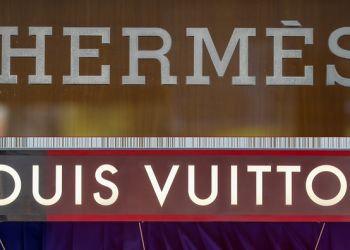 ‘명품에 미친 한국’  1인당 명품 지출 ‘세계 1위’