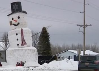 [화제]21미터 ‘초거대 눈사람’ 만든 가족 사연