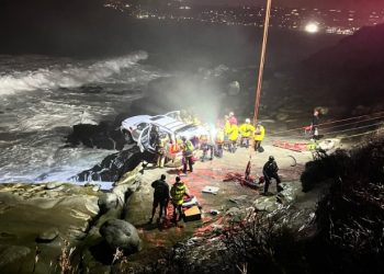 라호야 절벽에 차량 ‘아슬아슬’… 운전자 극적 구조(영상)