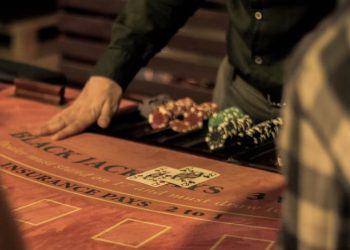 경찰 출동 소리 놀라 도박장서 뛰어내린 여성 사망