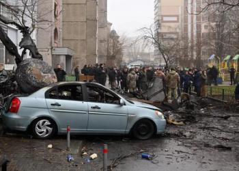 우크라이나 헬기 주택가 추락..내무장관 등 18명 사망